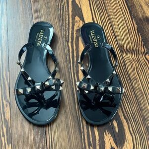 NWT! Valentino Rockstud PVC Flat Thong Sandals size: 39